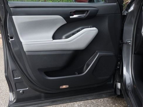 Used 2021 Toyota Highlander XLE image 16