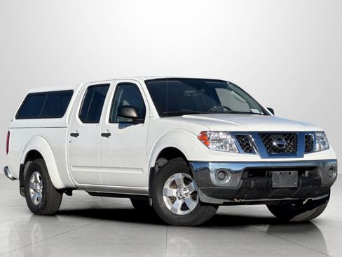 Used 2010 Nissan Frontier SE image 1
