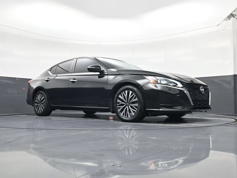 Used 2023 Nissan Altima 2.5 SV w/ SV Premium Package FWD image 16