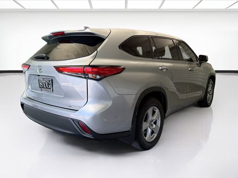 Used 2022 Toyota Highlander LE AWD/4WD image 4