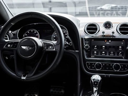 Used 2017 Bentley Bentayga AWD/4WD image 49