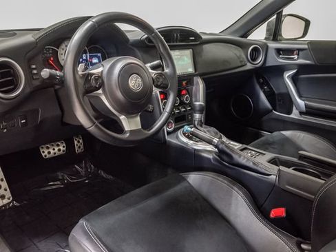 Used 2018 Toyota 86 RWD image 7