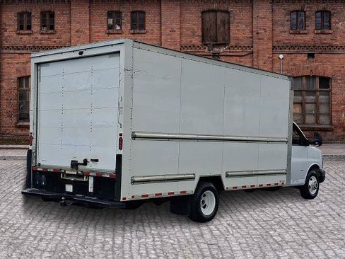 Used 2021 GMC Savana 3500 Extended w/ Power Convenience Package RWD image 4