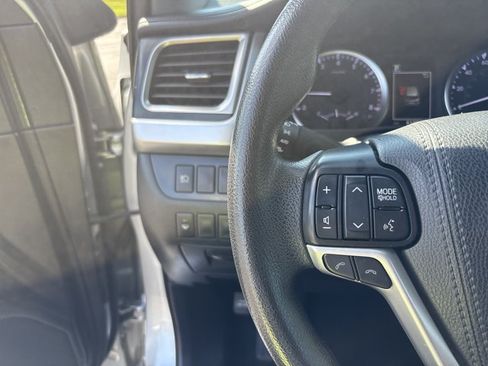 Used 2019 Toyota Highlander LE AWD/4WD image 18