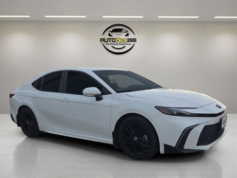 Used 2025 Toyota Camry SE image 1