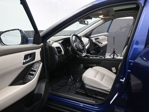 Used 2021 Nissan Rogue SV w/ Premium Package image 12