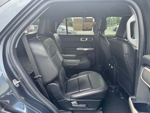 Used 2022 Ford Explorer XLT w/ Equipment Group 202A AWD/4WD image 19