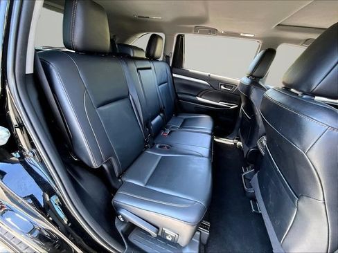 Used 2019 Toyota Highlander XLE AWD/4WD image 30