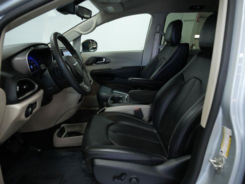 Used 2023 Chrysler Pacifica Touring-L FWD image 31