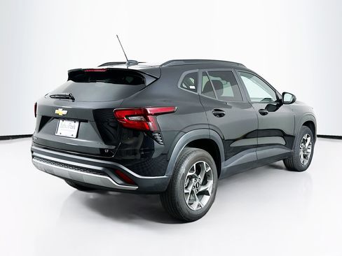 Used 2025 Chevrolet Trax LT FWD image 9