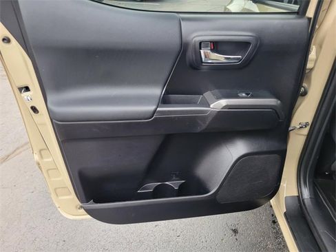 Used 2020 Toyota Tacoma TRD Off-Road image 11