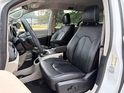 Used 2024 Chrysler Pacifica Touring-L FWD image 17
