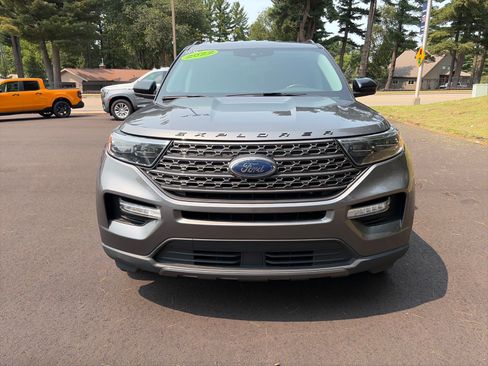 Used 2022 Ford Explorer XLT w/ XLT Sport Appearance Package AWD/4WD image 2