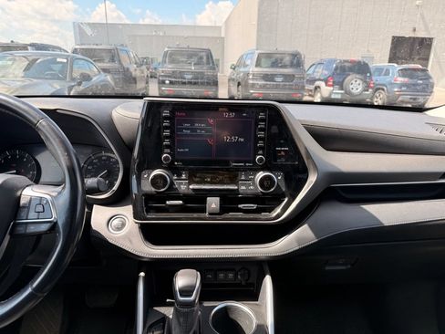Used 2021 Toyota Highlander XLE AWD/4WD image 14
