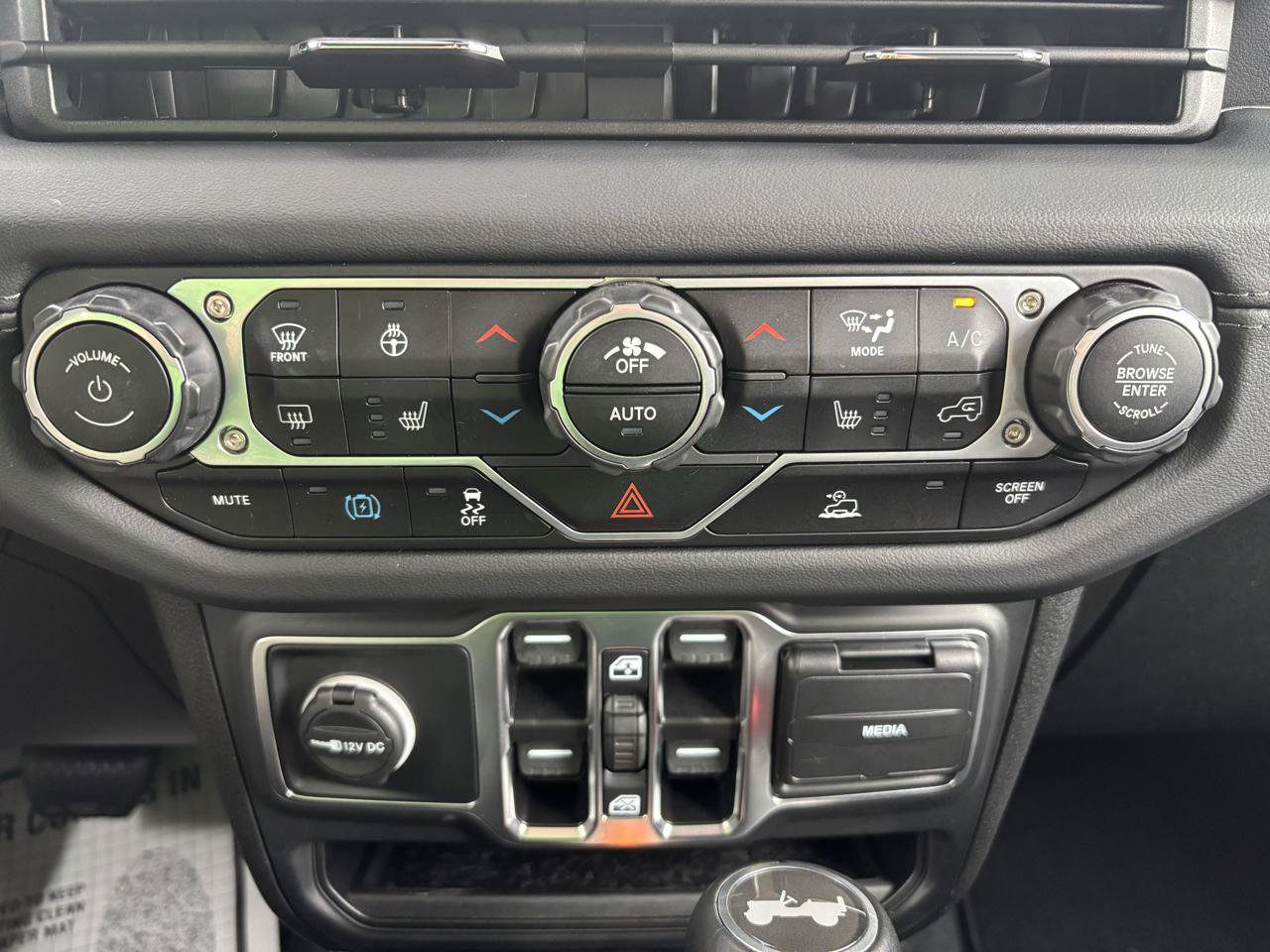 Used 2024 Jeep Wrangler Unlimited Sahara w/ Technology Group AWD/4WD image 24