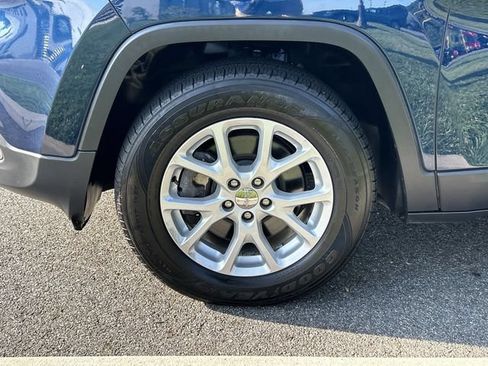 Used 2018 Jeep Cherokee Latitude Plus w/ Cold Weather Group AWD/4WD image 10