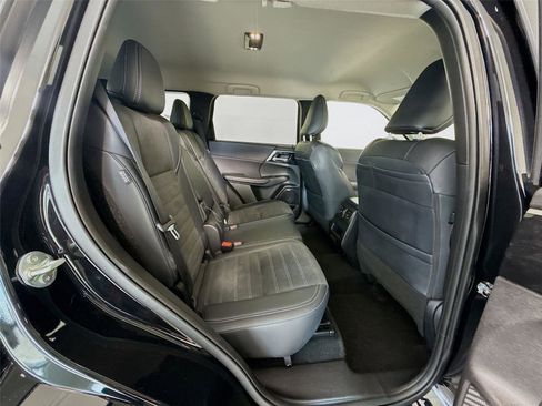 Used 2025 Mitsubishi Outlander SE image 20