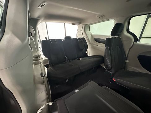 Used 2022 Chrysler Voyager LX image 22