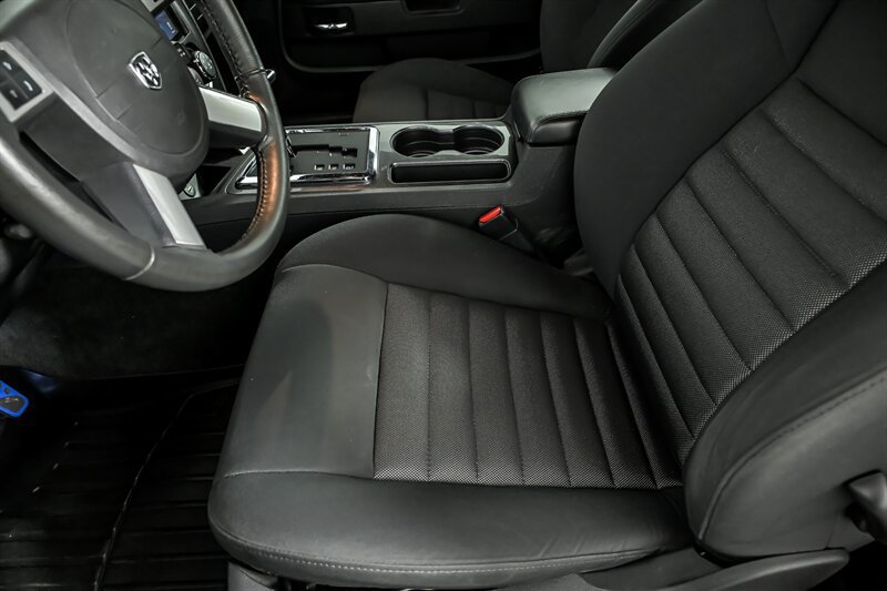 Used 2010 Dodge Challenger R/T w/ Sound Group RWD image 15