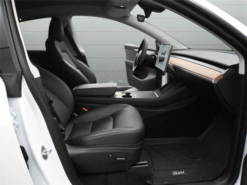 Used 2025 Tesla Model Y Performance image 15