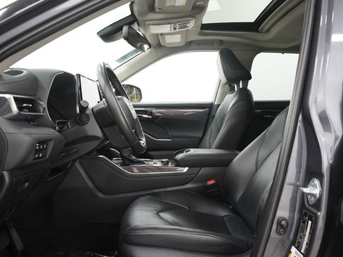 Used 2024 Toyota Highlander Limited AWD/4WD image 26