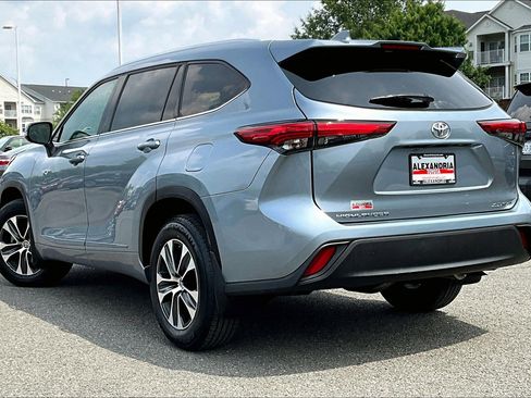 Used 2021 Toyota Highlander XLE image 11