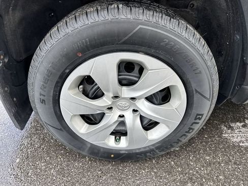 Used 2021 Toyota RAV4 LE image 16