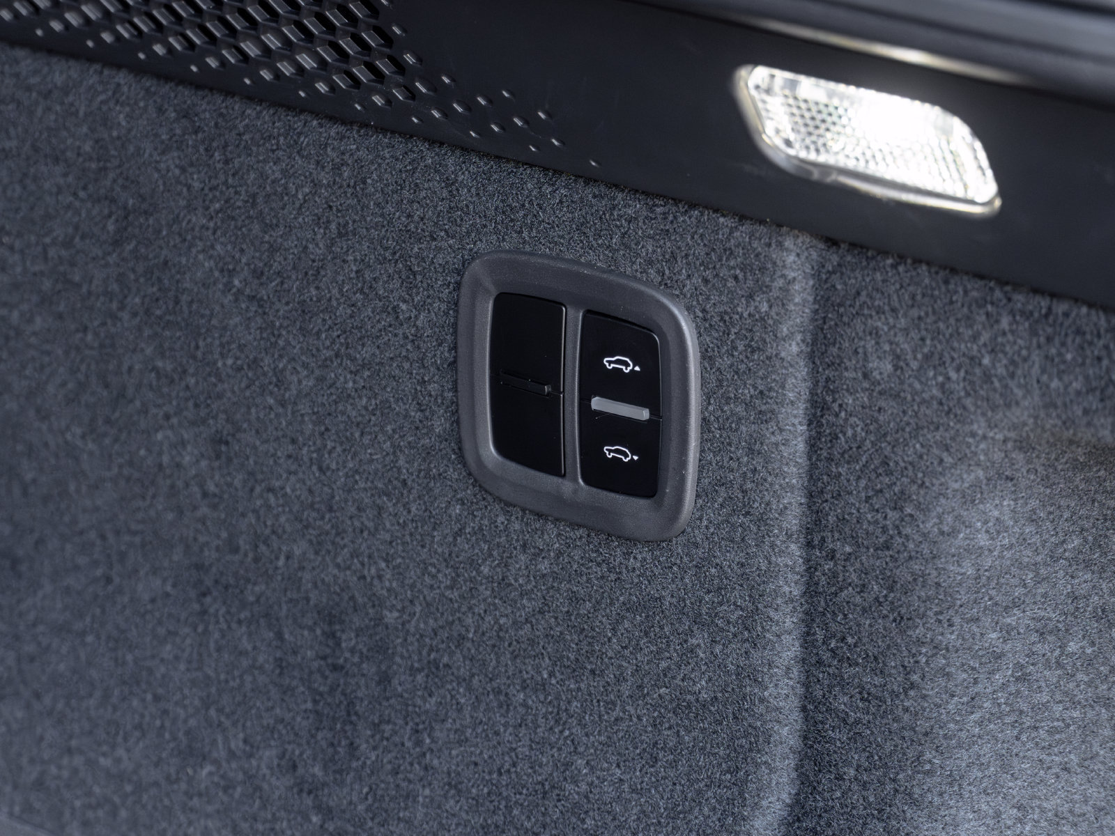 Certified 2025 Porsche Macan 4 Electric AWD/4WD image 47
