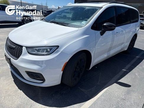Used 2025 Chrysler Pacifica Limited FWD image 1