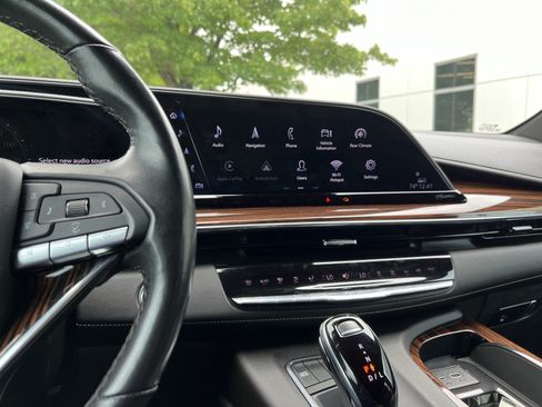 Used 2022 Cadillac Escalade Luxury w/ LPO, Illumination Package AWD/4WD image 31