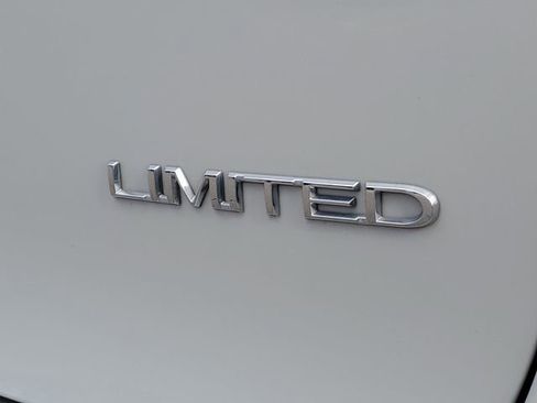 Used 2017 Chrysler Pacifica Limited w/ UConnect Theater Package image 6