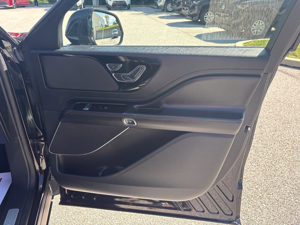 Used 2023 Lincoln Aviator AWD image 32