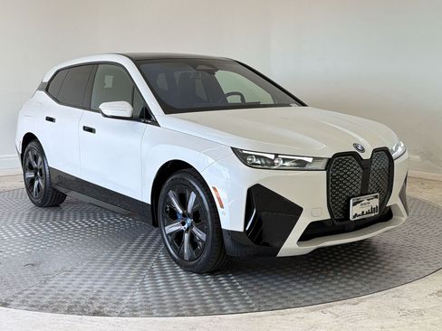 Used 2025 BMW iX xDrive50 w/ Premium Package AWD/4WD image 7