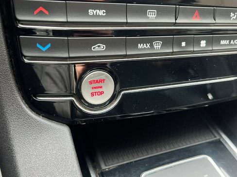 Used 2019 Jaguar F-PACE image 37