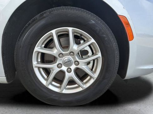 Used 2023 Chrysler Pacifica Touring-L FWD image 26