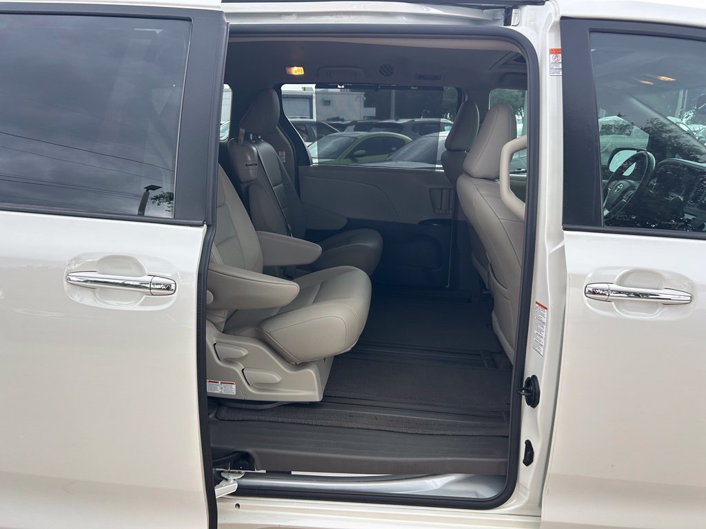 Used 2016 Toyota Sienna XLE FWD image 42