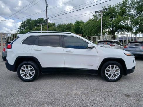 Used 2017 Jeep Cherokee Latitude FWD image 8