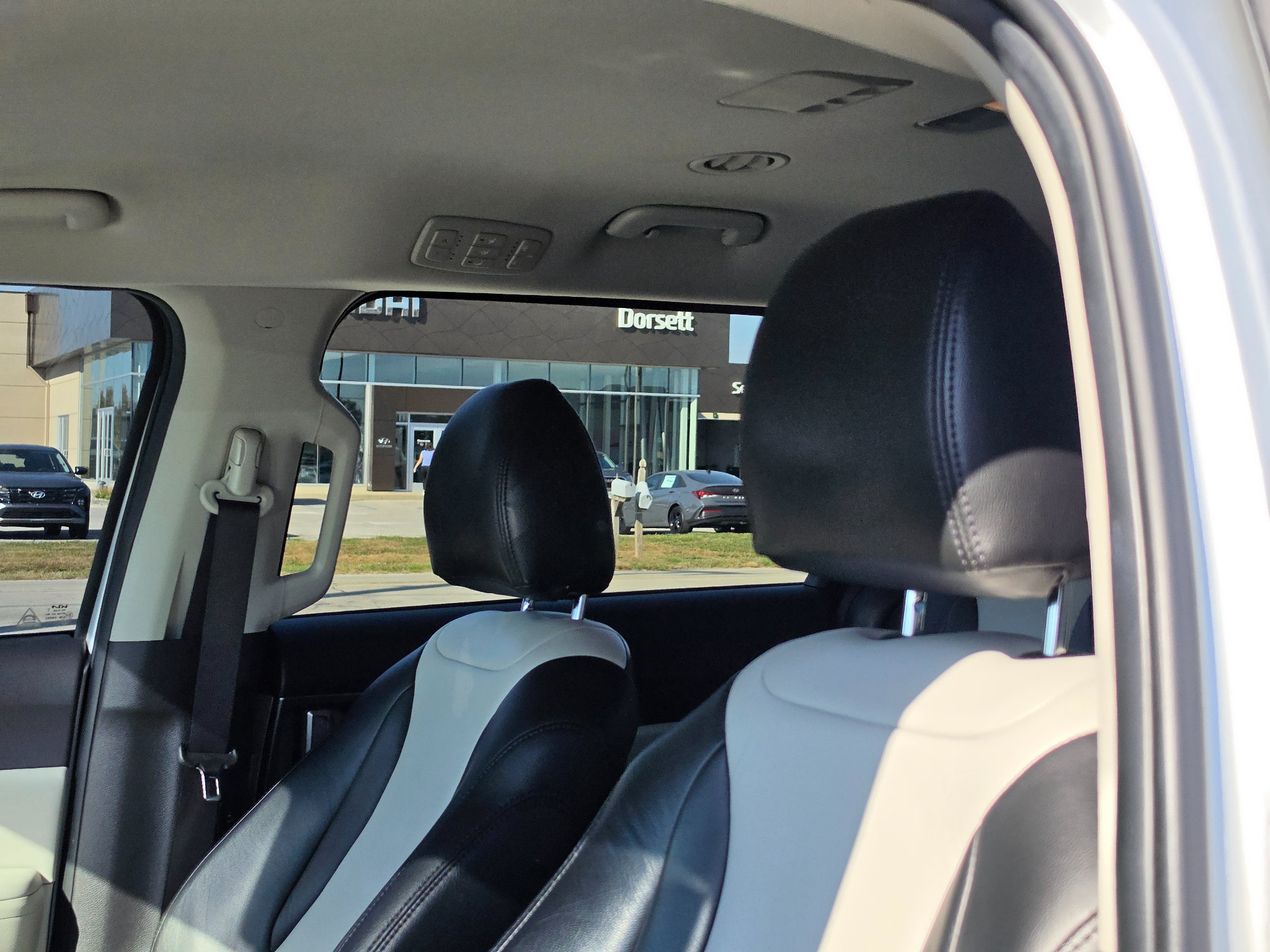 Used 2023 Kia Carnival LX FWD image 19