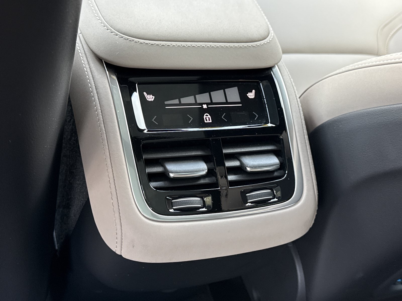 Certified 2026 Volvo XC90 B6 Plus AWD/4WD image 14