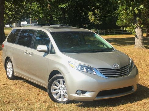 Used 2015 Toyota Sienna Limited FWD image 6