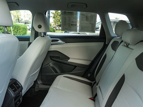 Used 2025 Volkswagen Taos SE FWD image 18