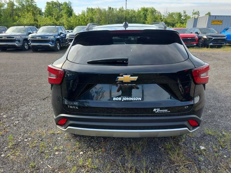 Used 2024 Chevrolet Trax LT w/ Sunroof Package FWD image 5