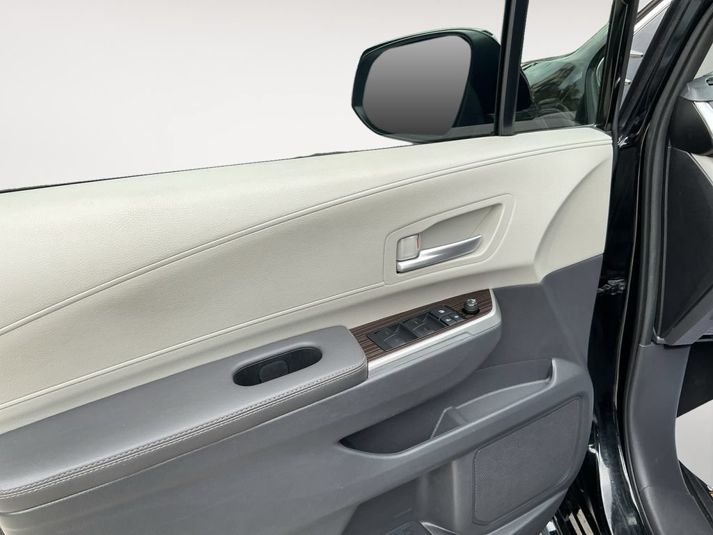 Used 2022 Toyota Sienna XLE FWD image 10