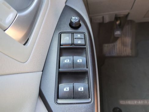 Used 2017 Toyota Sienna LE FWD image 22