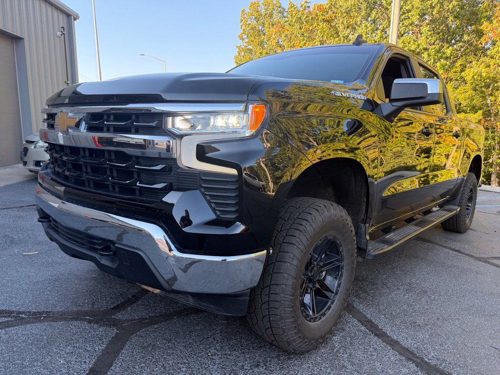 Used 2024 Chevrolet Silverado 1500 LT AWD/4WD image 1