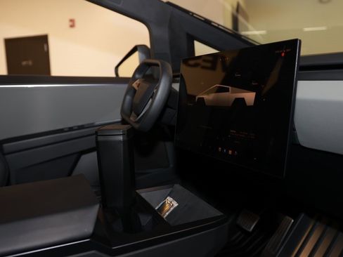 Used 2024 Tesla Cybertruck AWD Crew Cab image 18