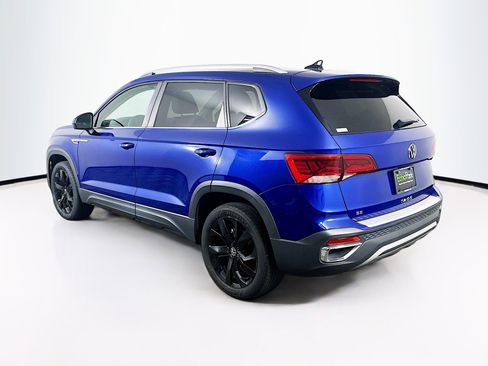 Used 2023 Volkswagen Taos SE w/ Panoramic Sunroof Package FWD image 5