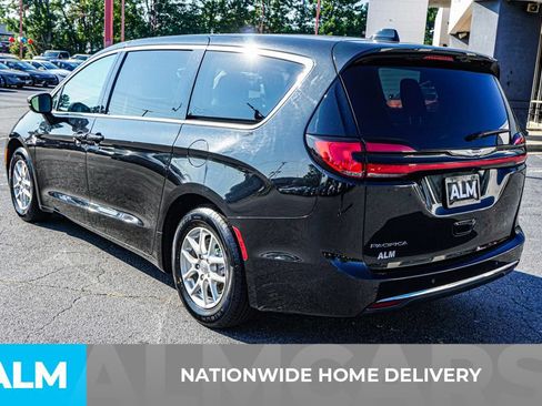 Used 2023 Chrysler Pacifica Touring-L FWD image 4
