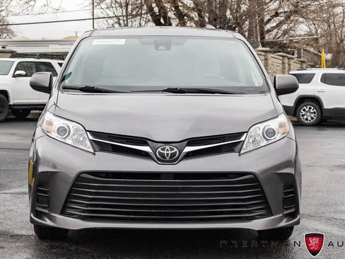Used 2018 Toyota Sienna LE image 11