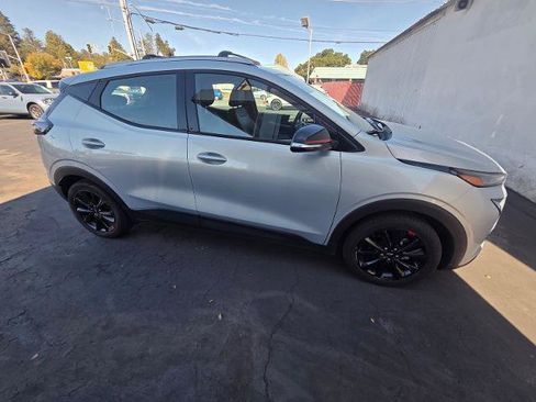 Used 2023 Chevrolet Bolt EUV LT w/ Convenience Package FWD image 3